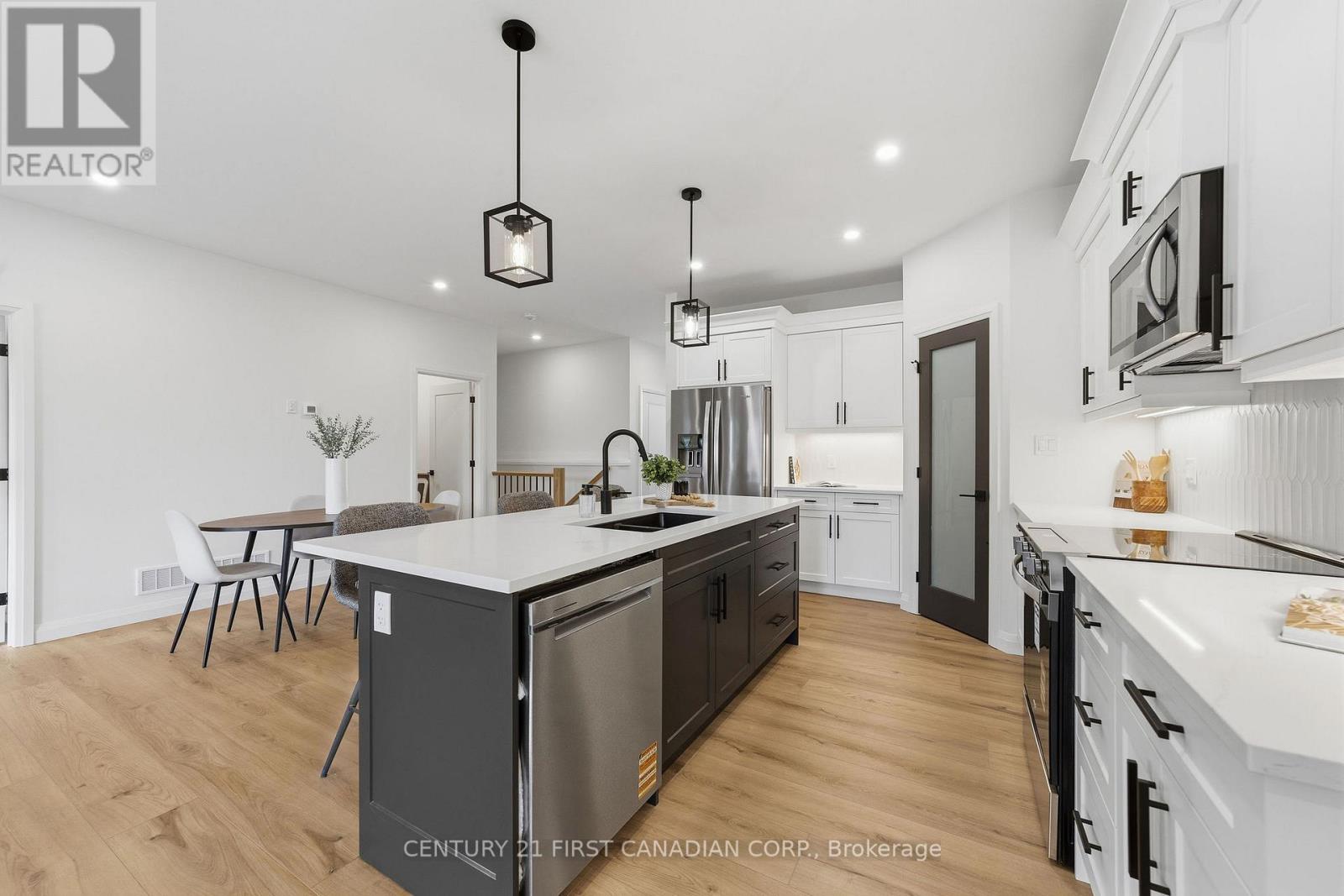 #12 32 POSTMA CRESCENT - 12