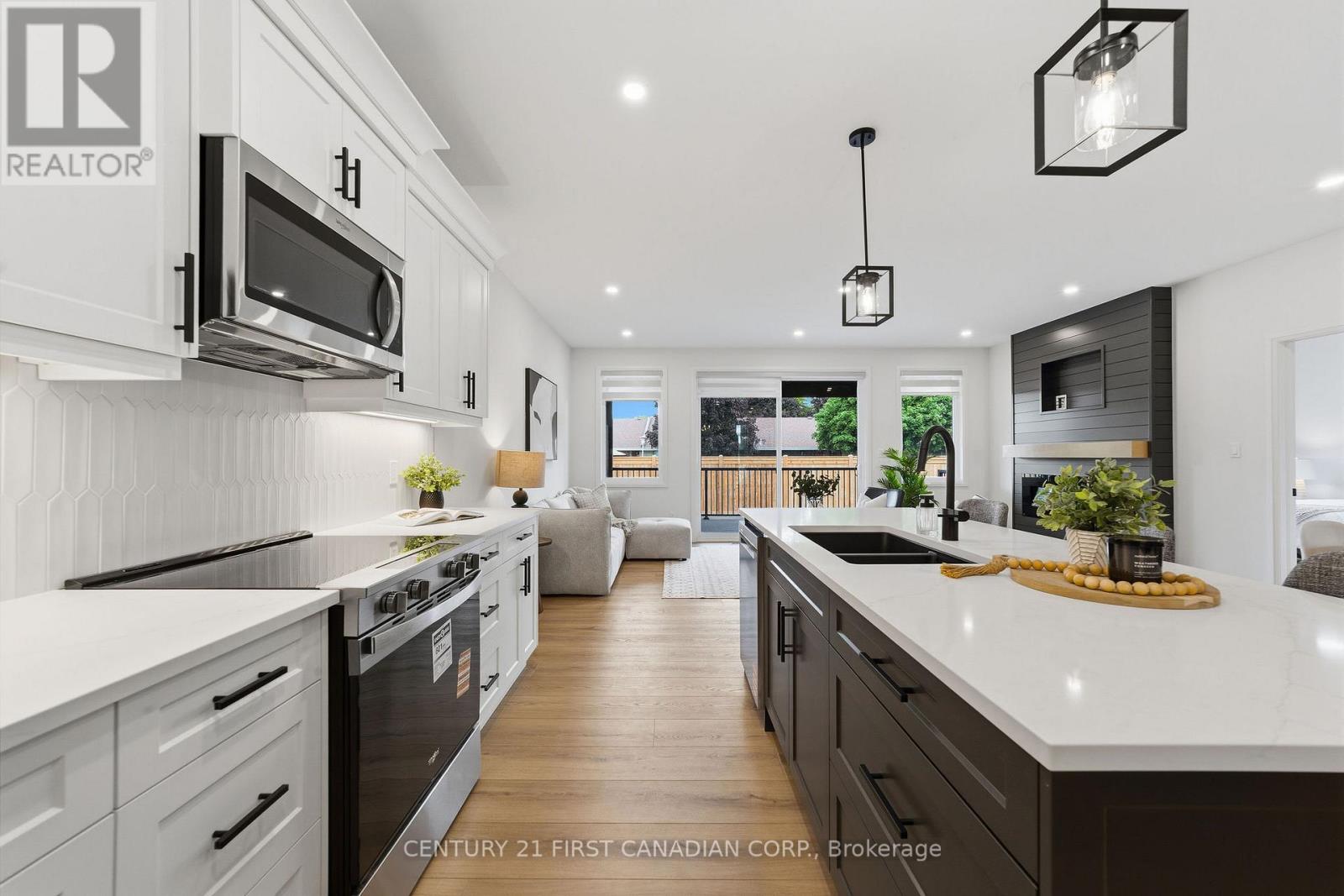 #12 32 POSTMA CRESCENT - 13