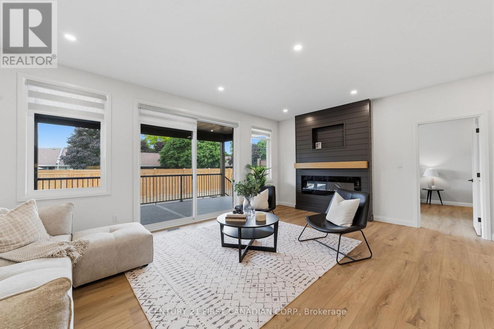 #12 32 POSTMA CRESCENT - 14