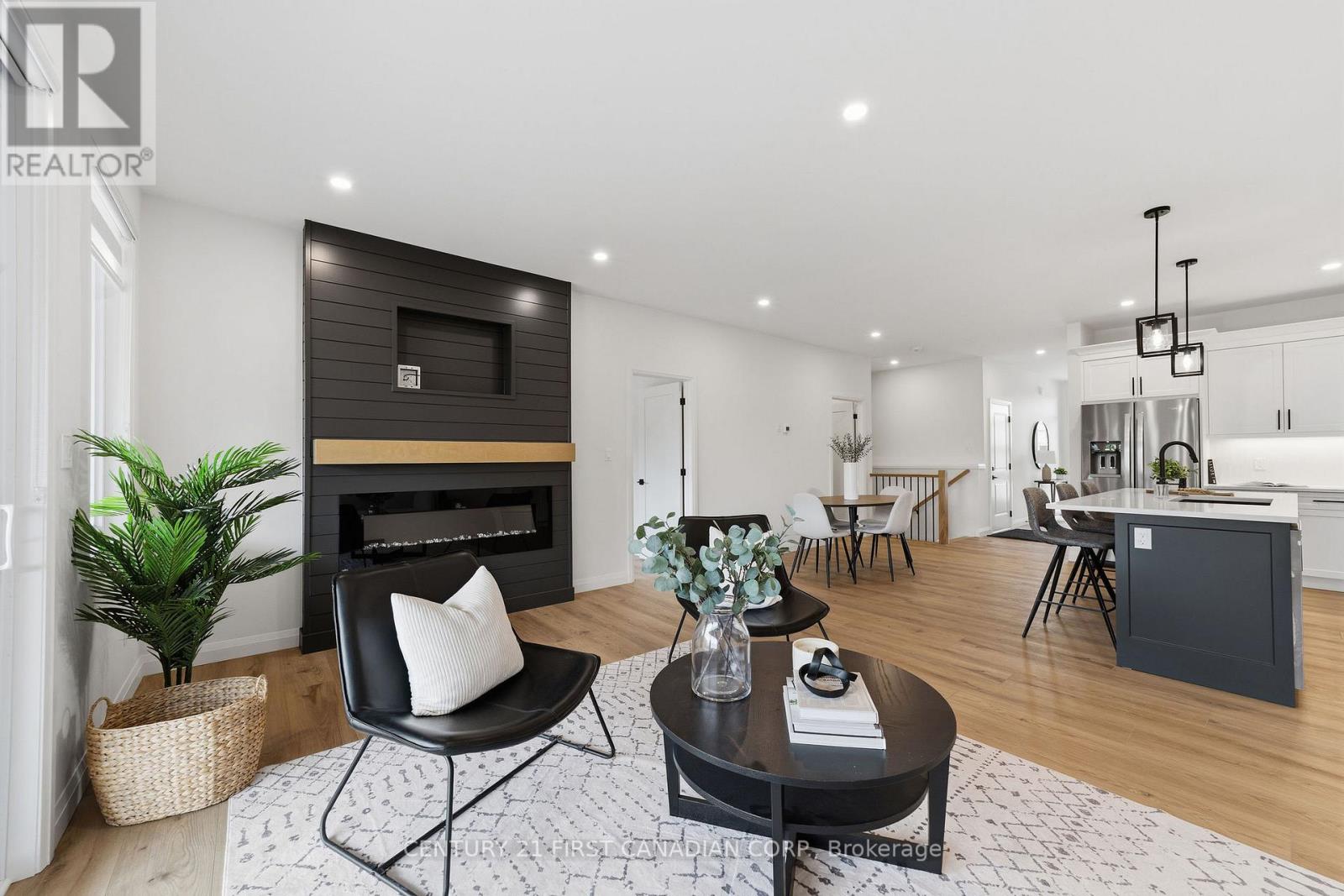 #12 32 POSTMA CRESCENT - 15