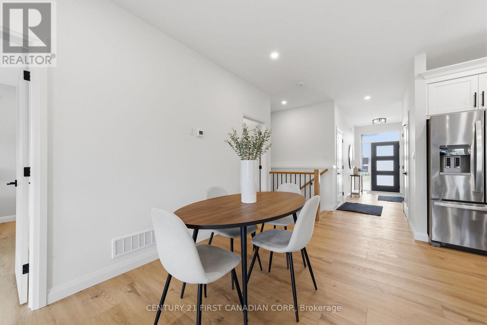 #12 32 POSTMA CRESCENT - 16