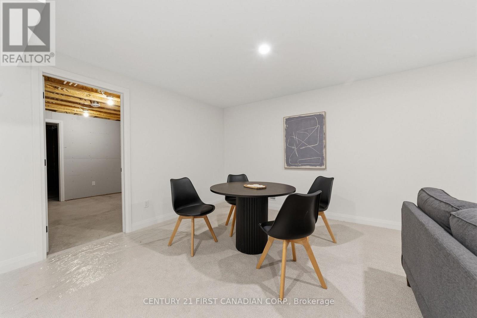 #12 32 POSTMA CRESCENT - 21