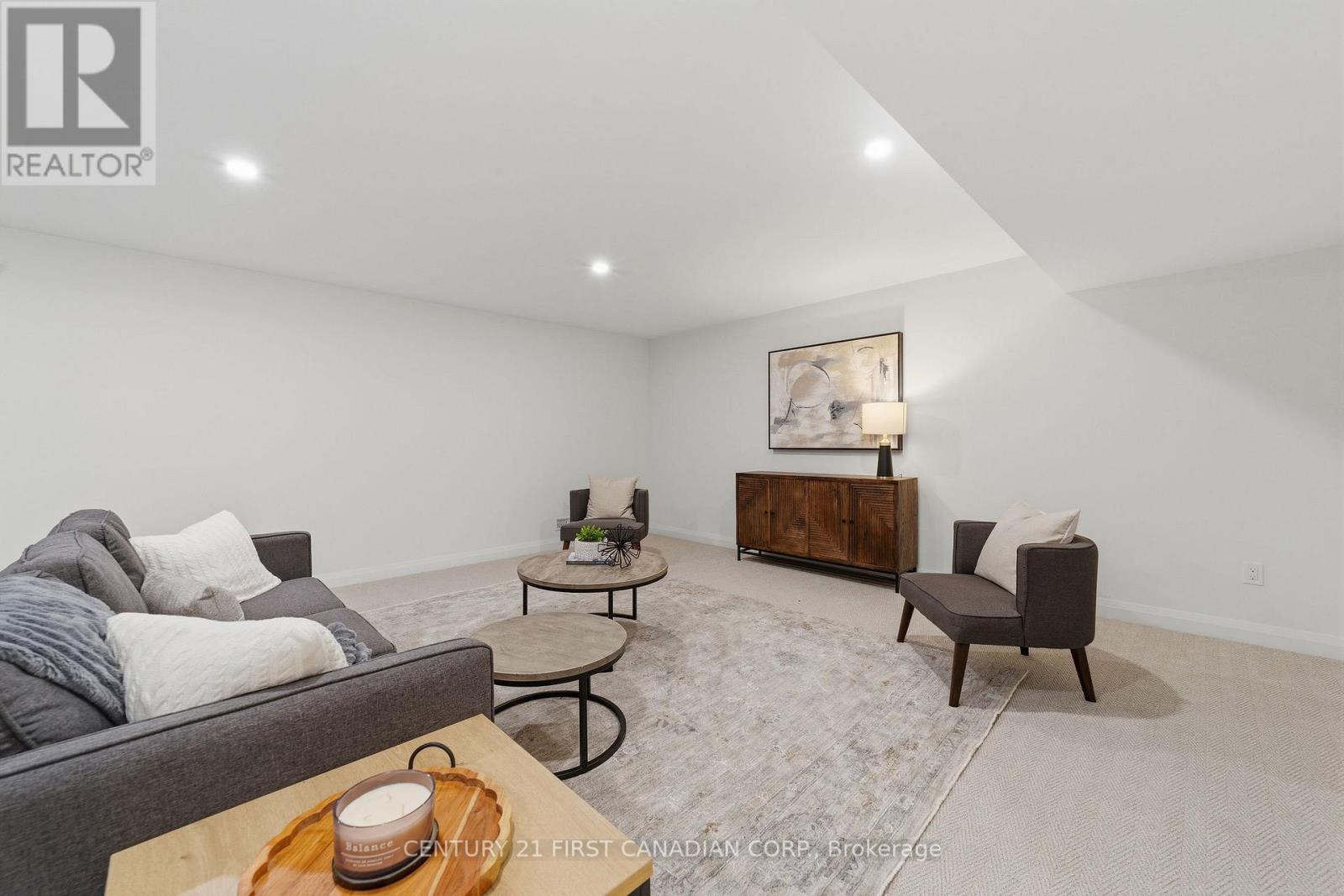 #12 32 POSTMA CRESCENT - 22