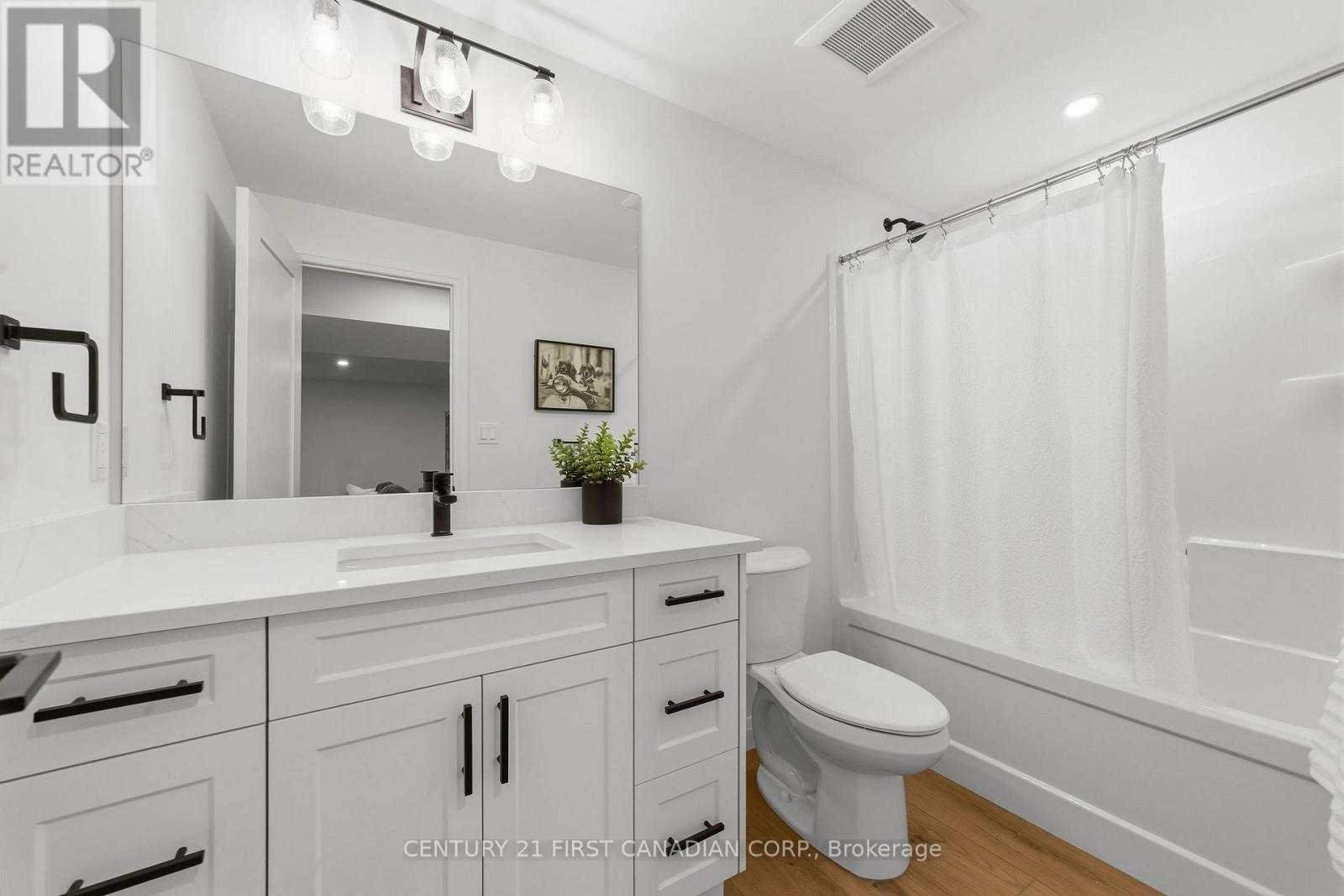 #12 32 POSTMA CRESCENT - 23