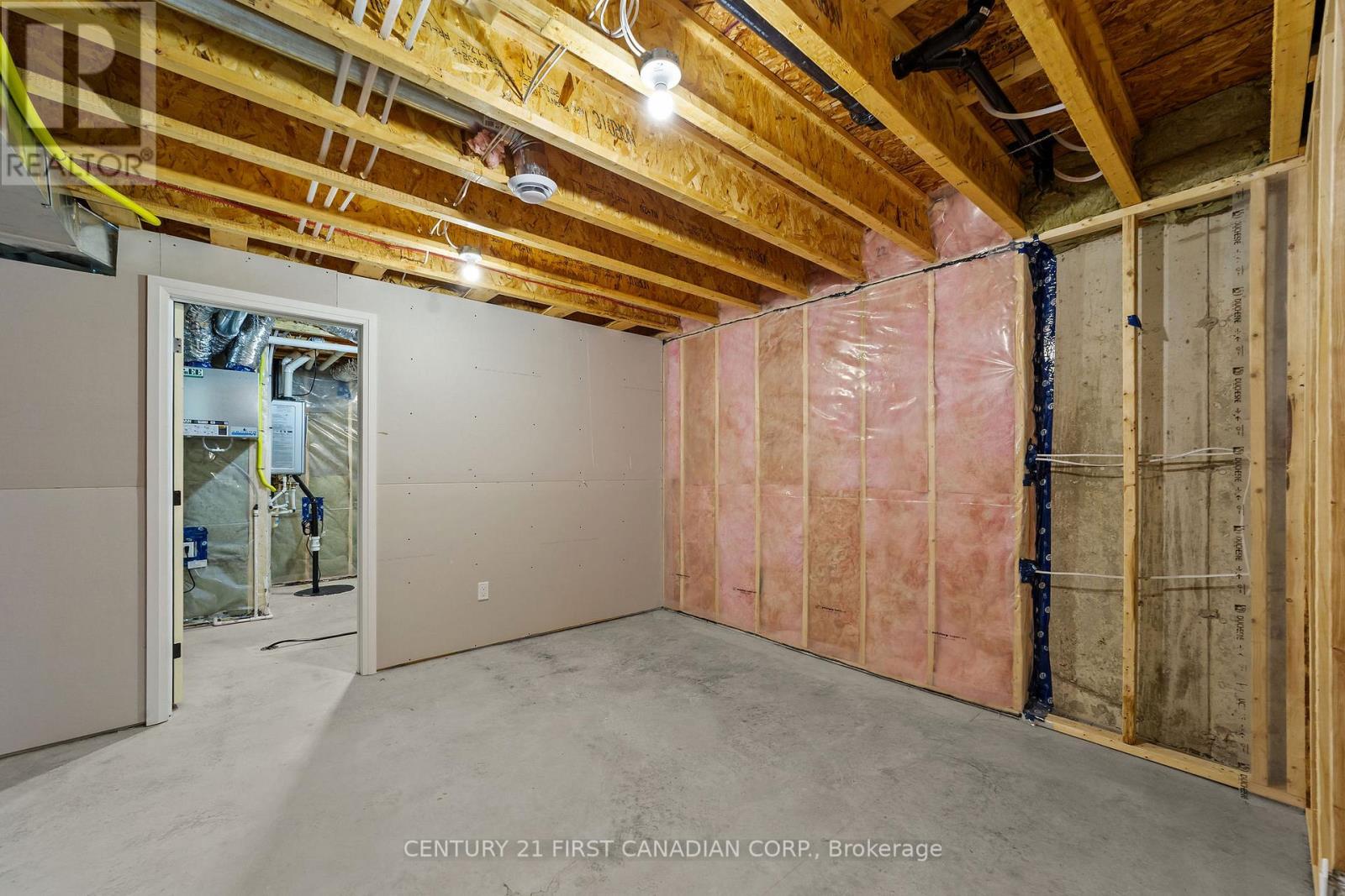 #12 32 POSTMA CRESCENT - 26
