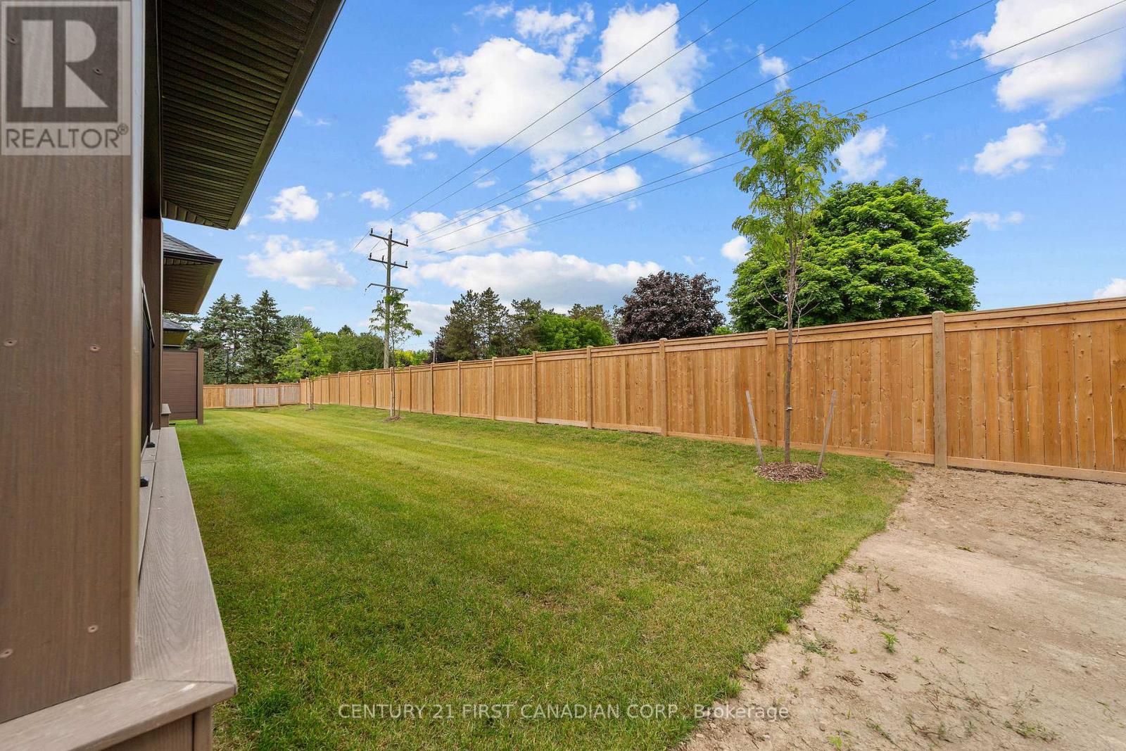 #12 32 POSTMA CRESCENT - 28