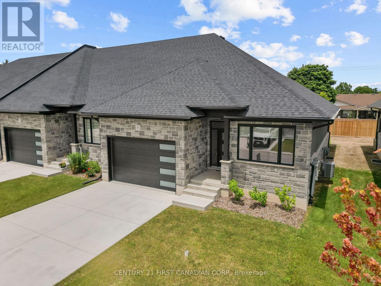 #12 32 POSTMA CRESCENT - 3