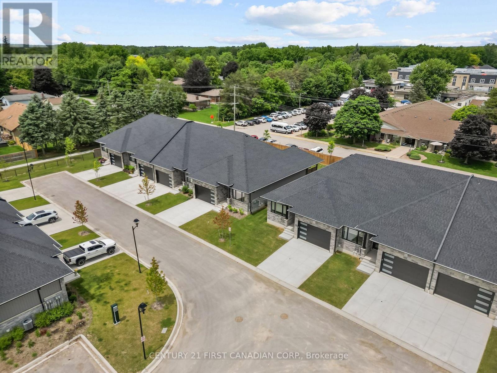 #12 32 POSTMA CRESCENT - 4