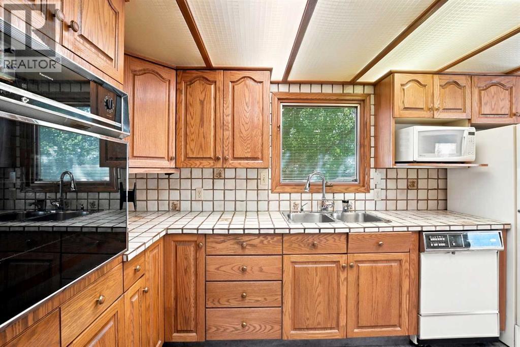 5220 53 Avenue - photo 3