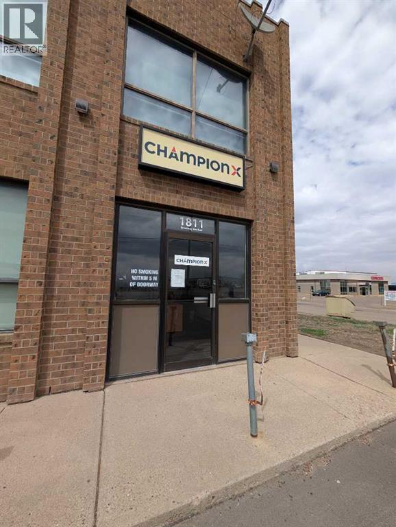 1811 Broadway Avenue E, Redcliff — photo 5
