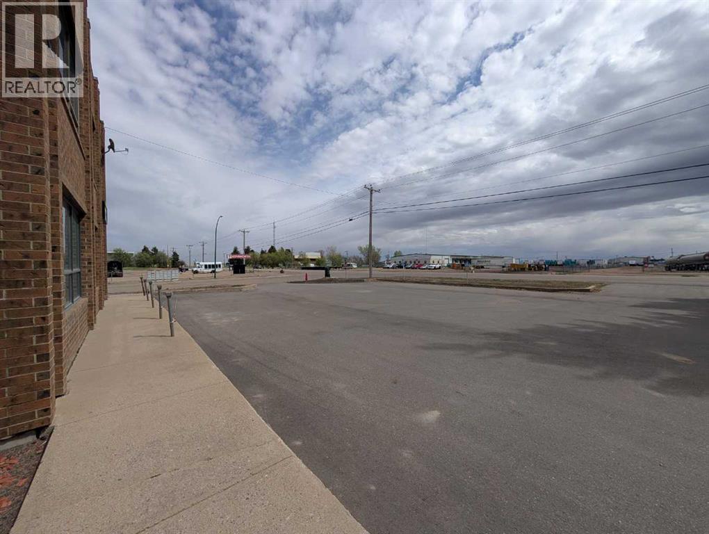 1811 Broadway Avenue E, Redcliff — photo 6