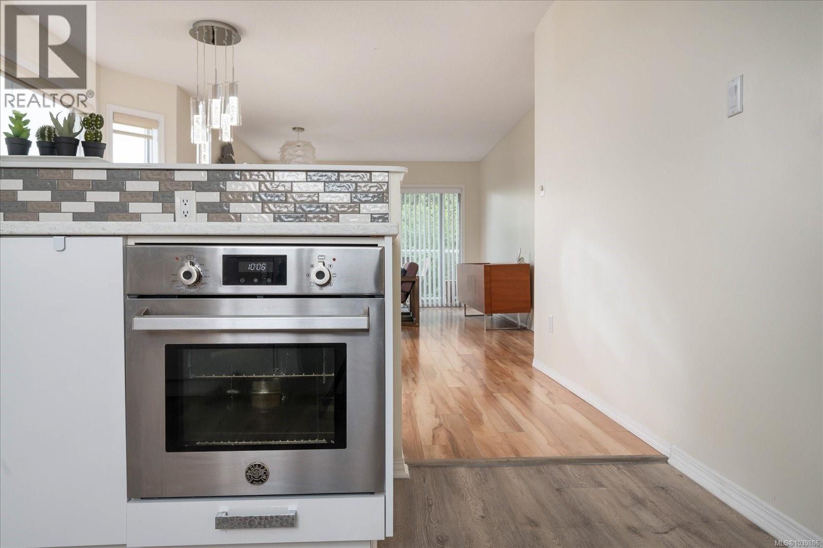#301B 3000 Oak St - 20