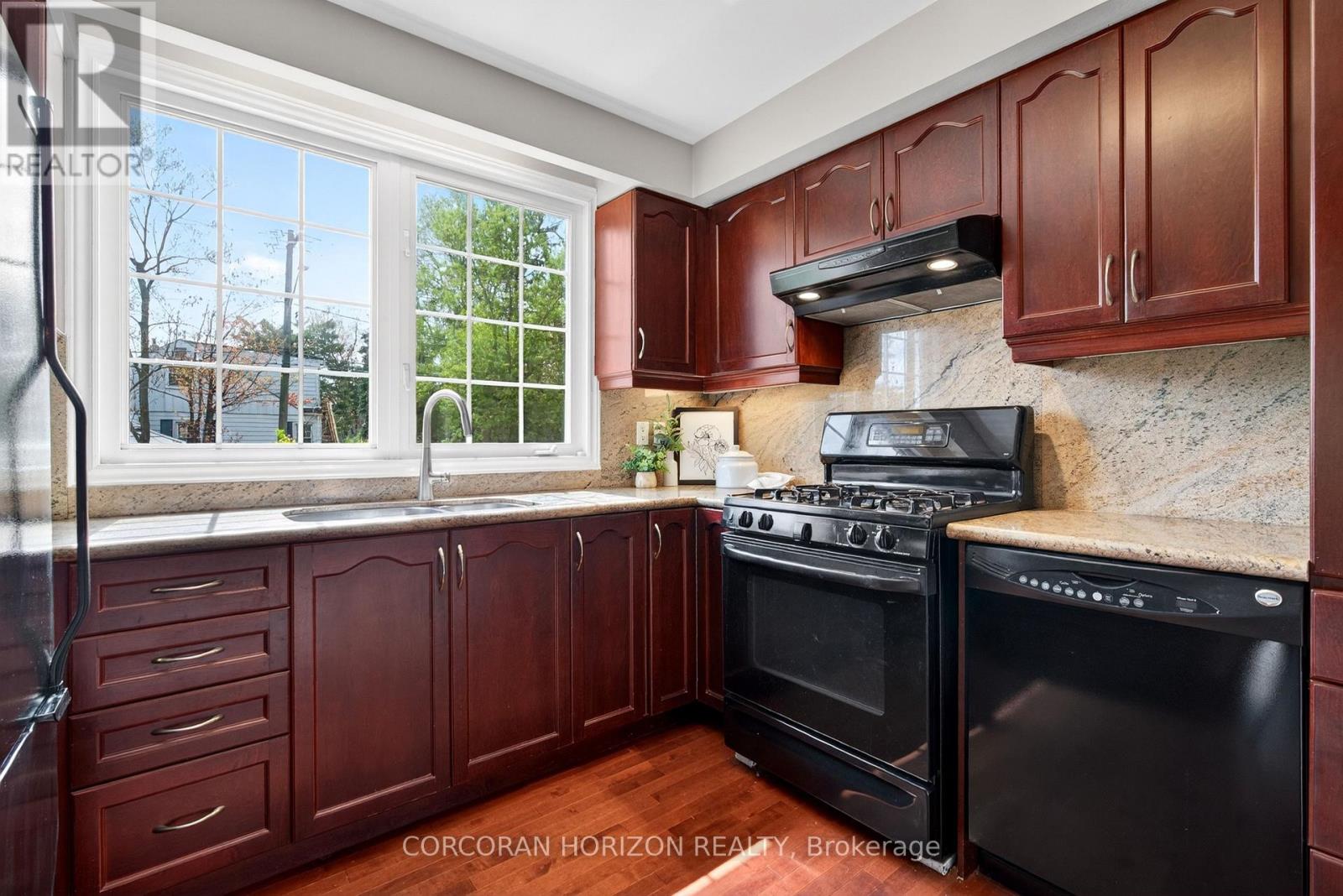 77 MINEOLA ROAD E - 15