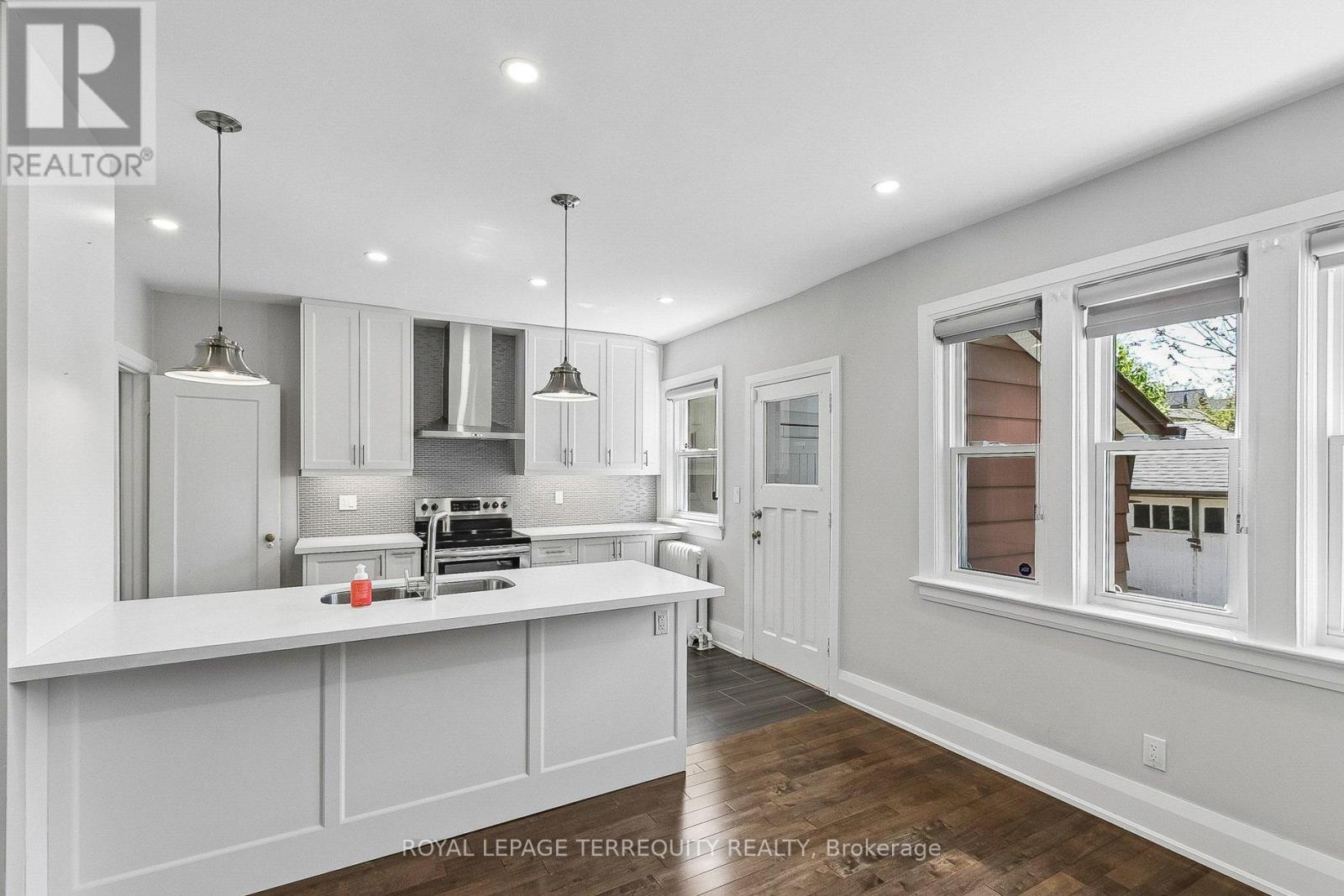 407 ANNETTE STREET - 17