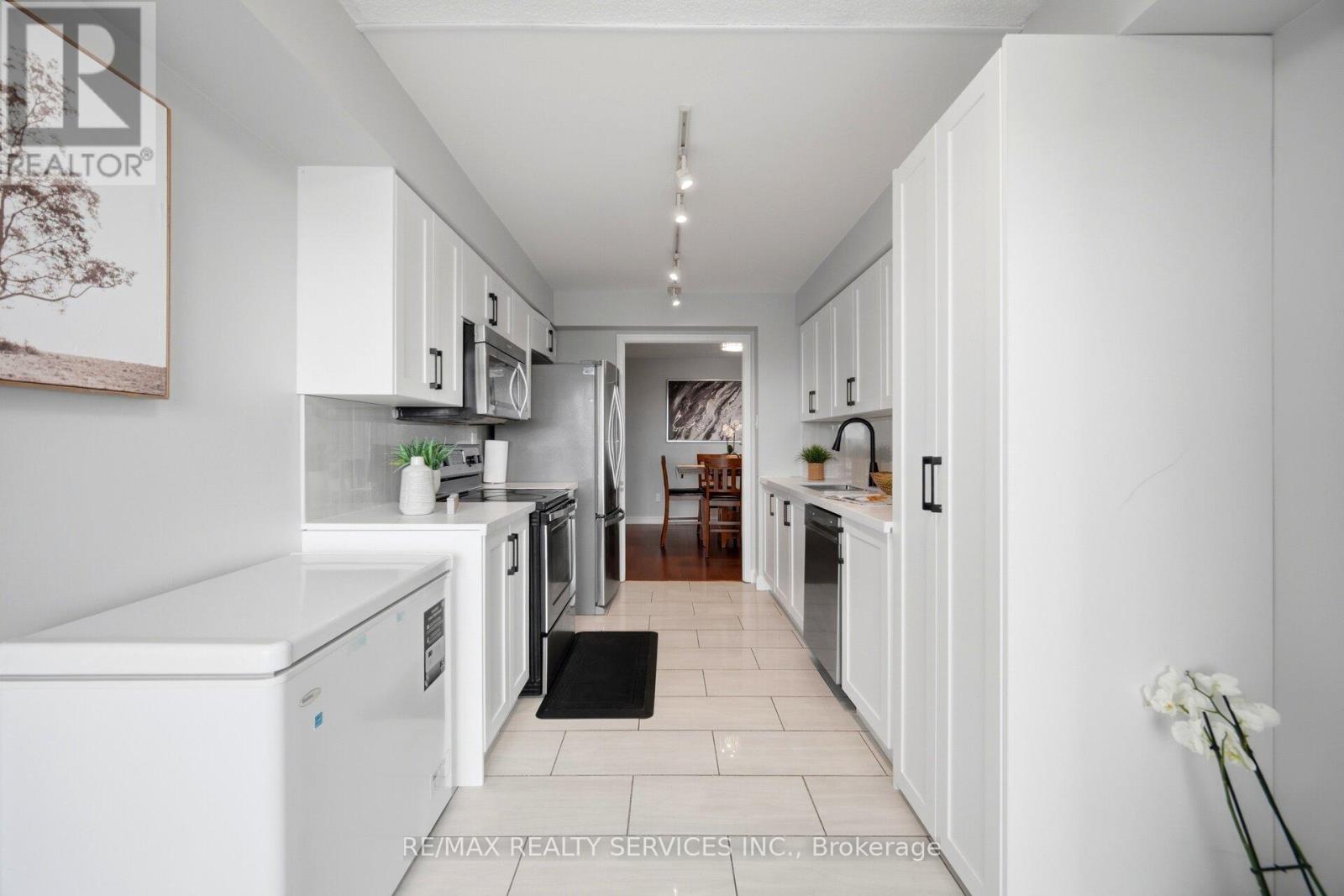 #1907 22 HANOVER ROAD - 17