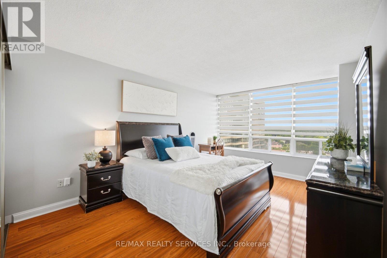#1907 22 HANOVER ROAD - 19
