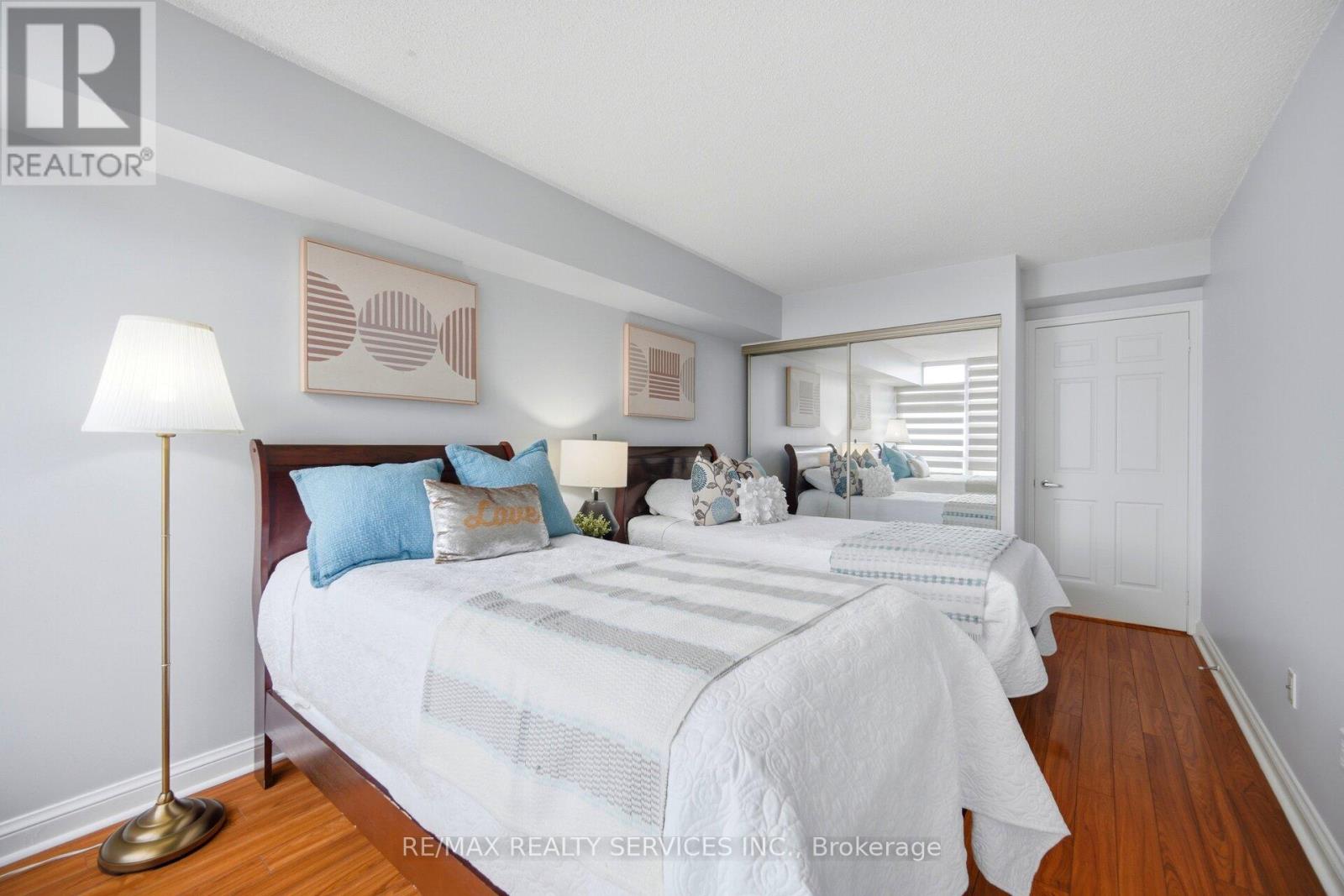 #1907 22 HANOVER ROAD - 23