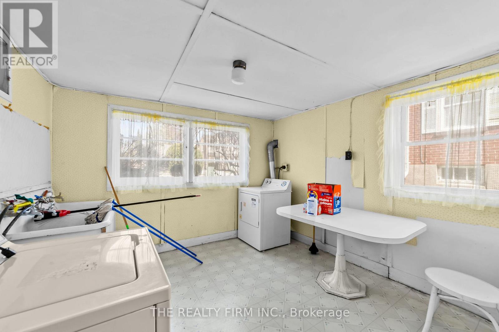 15 MAYFAIR DRIVE - 46
