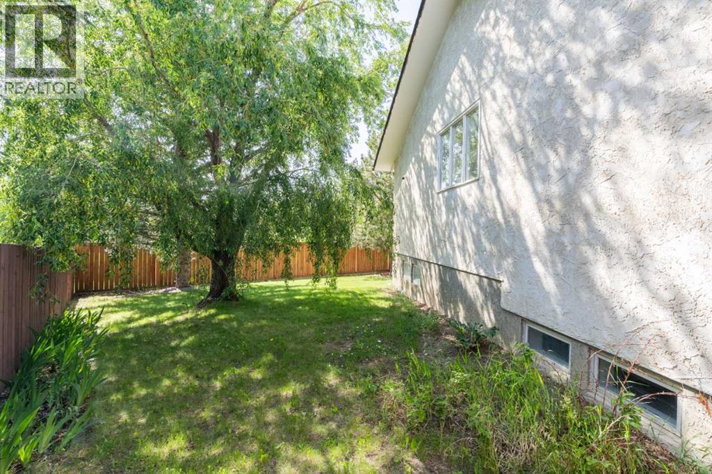 111 Temple Crescent W — photo 38
