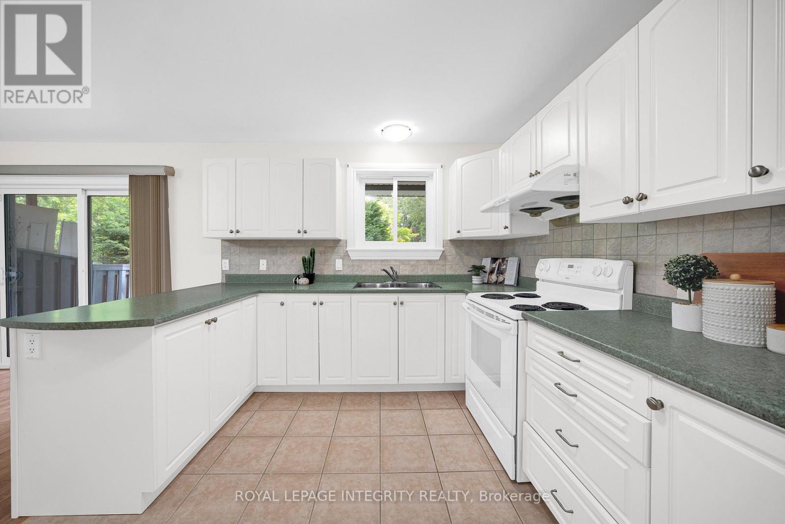 3 Bed, 3 Bath House for Sale in Ottawa – 318 SOMERSET STREET E, Ottawa – MLS# X13496290 - Image 22