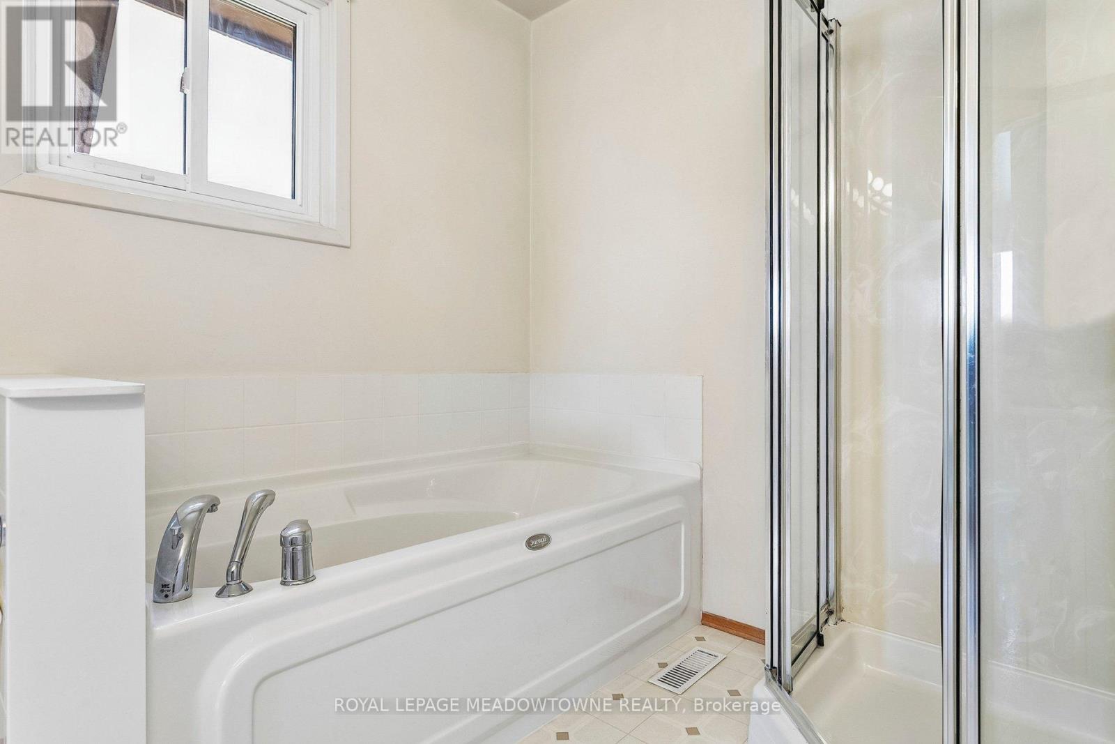 34 PLAINSMAN ROAD - 32