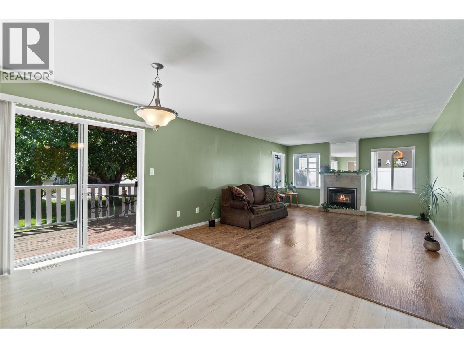 121 900 5 Avenue Southwest, Salmon Arm