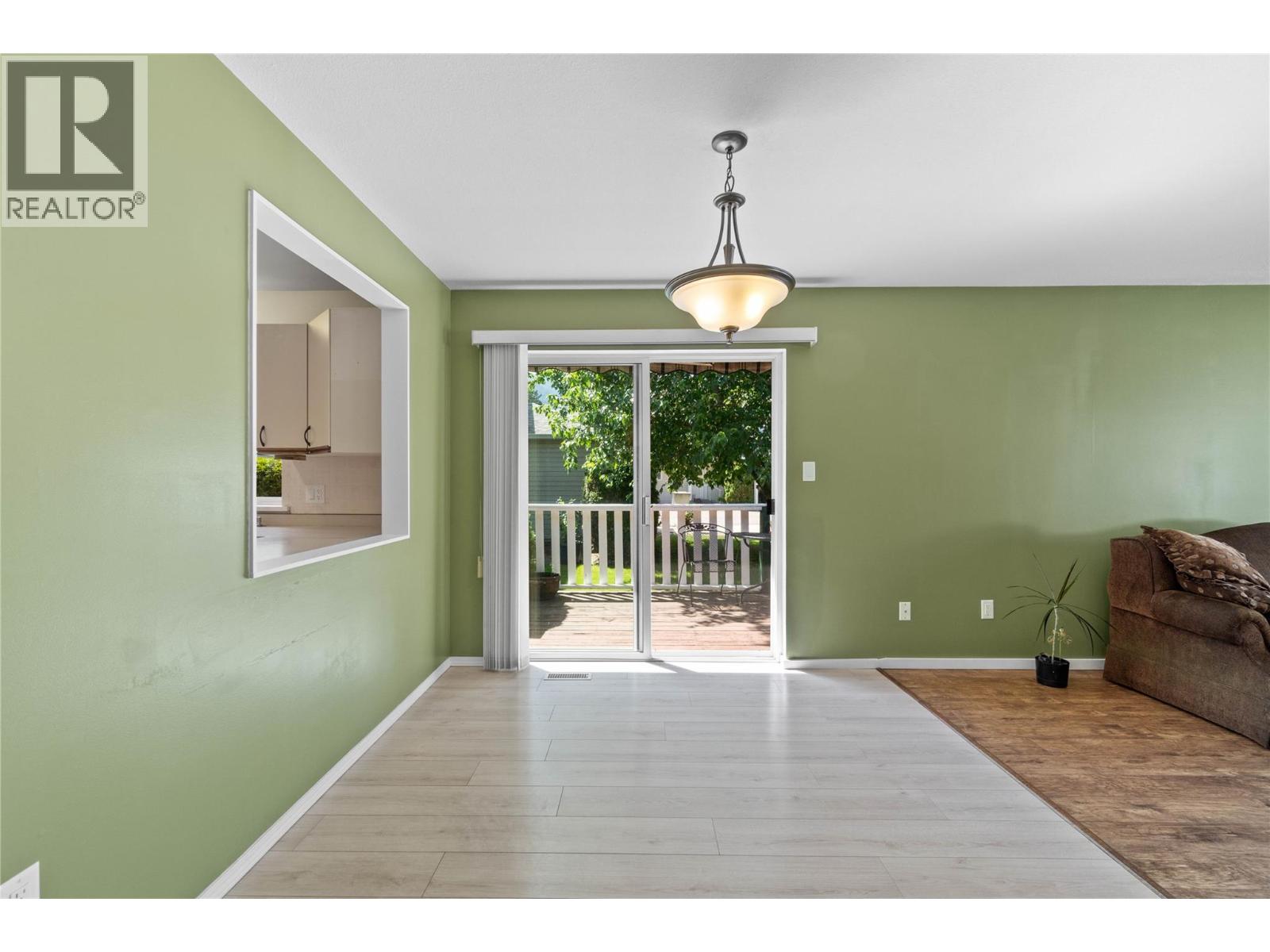 121 900 5 Avenue Southwest, Salmon Arm