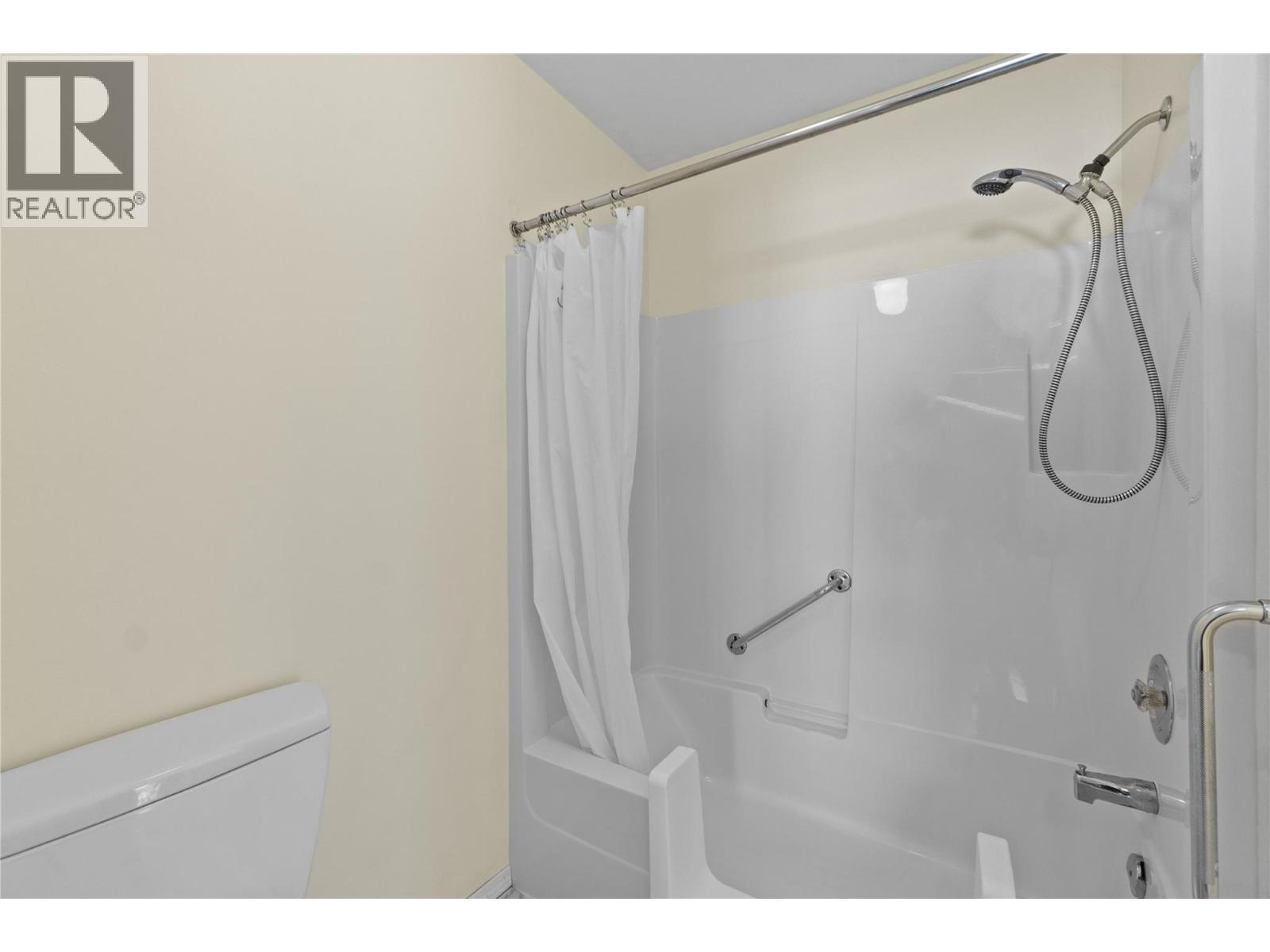 121 900 5 Avenue Southwest, Salmon Arm