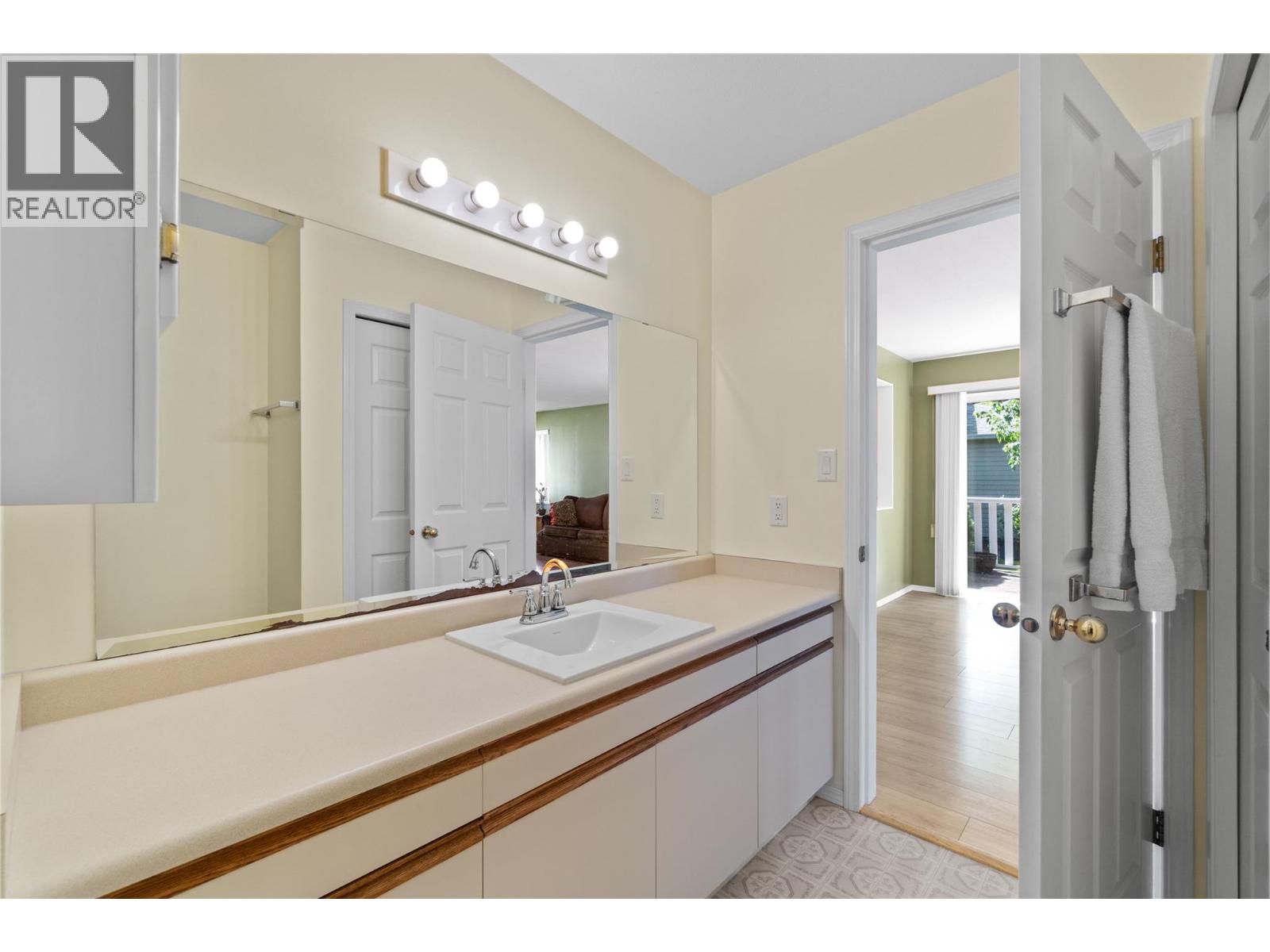 121 900 5 Avenue Southwest, Salmon Arm