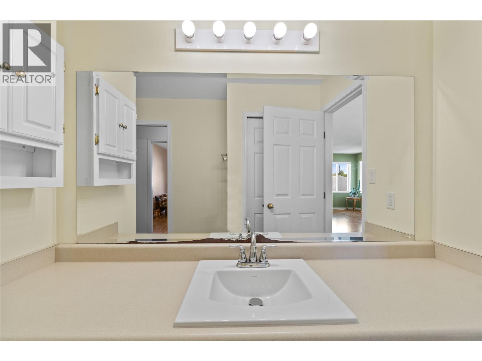121 900 5 Avenue Southwest, Salmon Arm
