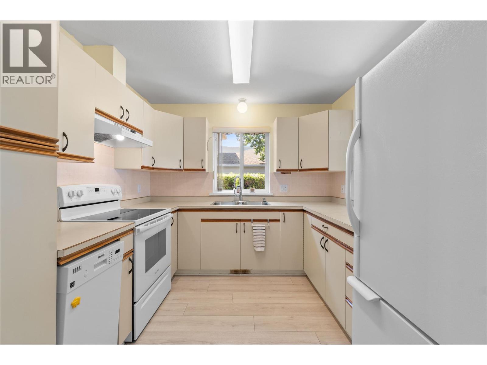121 900 5 Avenue Southwest, Salmon Arm