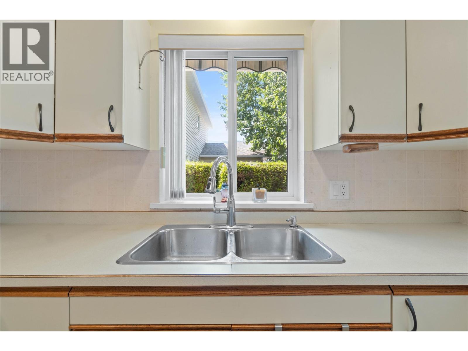 121 900 5 Avenue Southwest, Salmon Arm