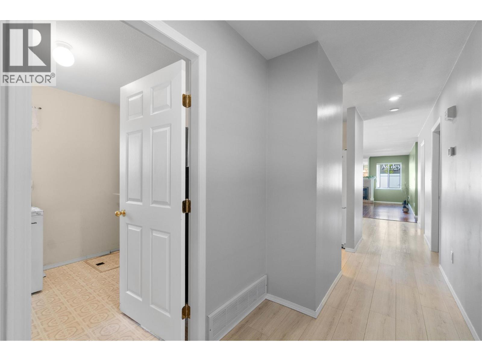121 900 5 Avenue Southwest, Salmon Arm