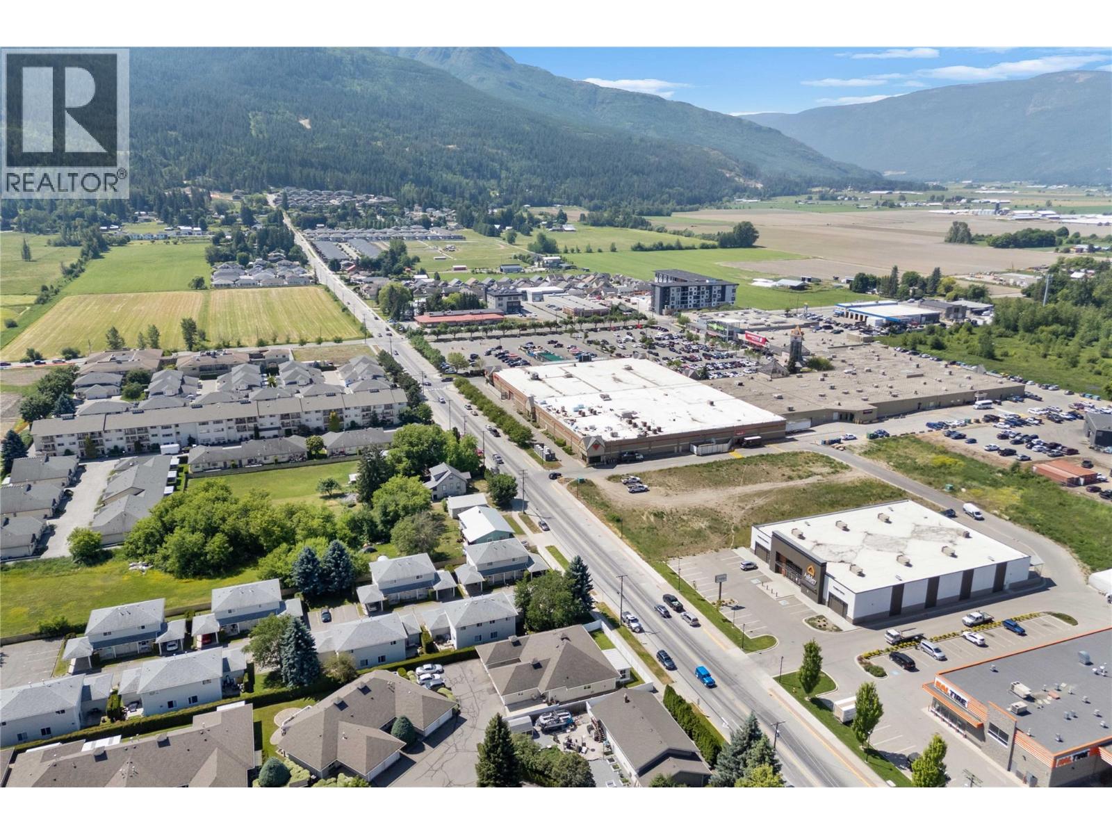 121 900 5 Avenue Southwest, Salmon Arm