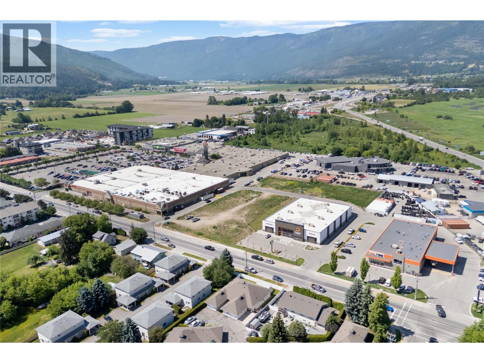 121 900 5 Avenue Southwest, Salmon Arm