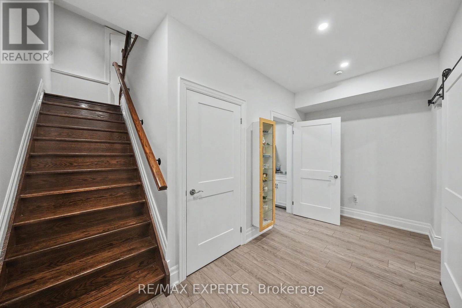 4 WOODLOT COURT - 32