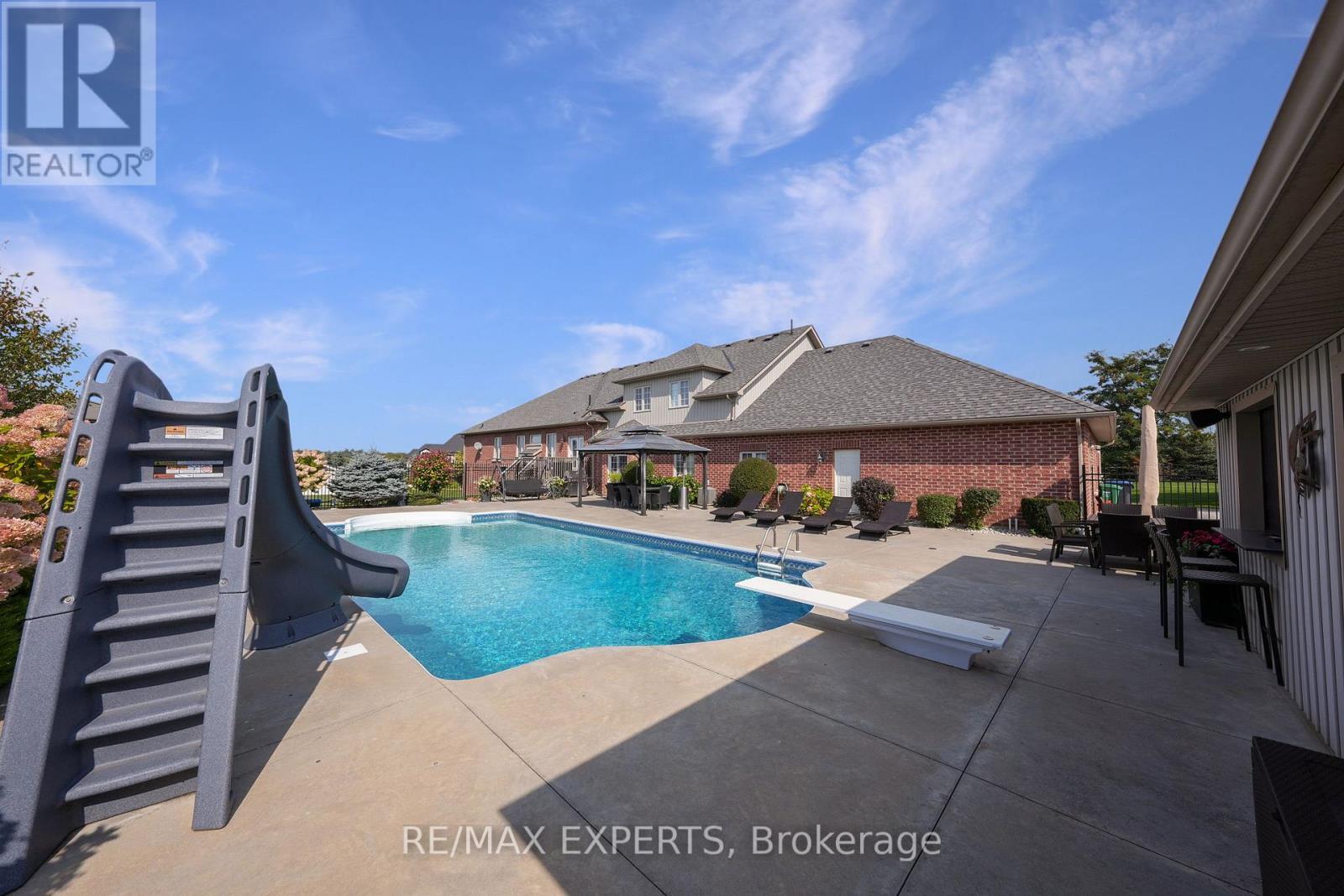 4 WOODLOT COURT - 40
