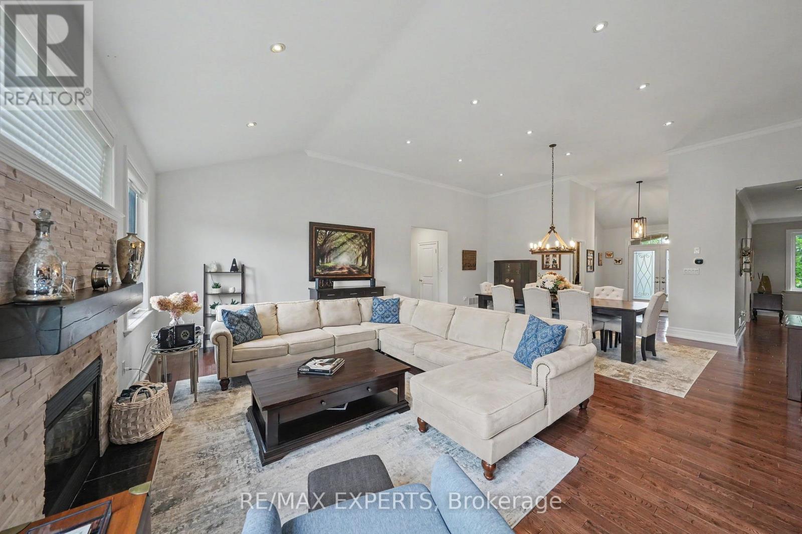 4 WOODLOT COURT - 8