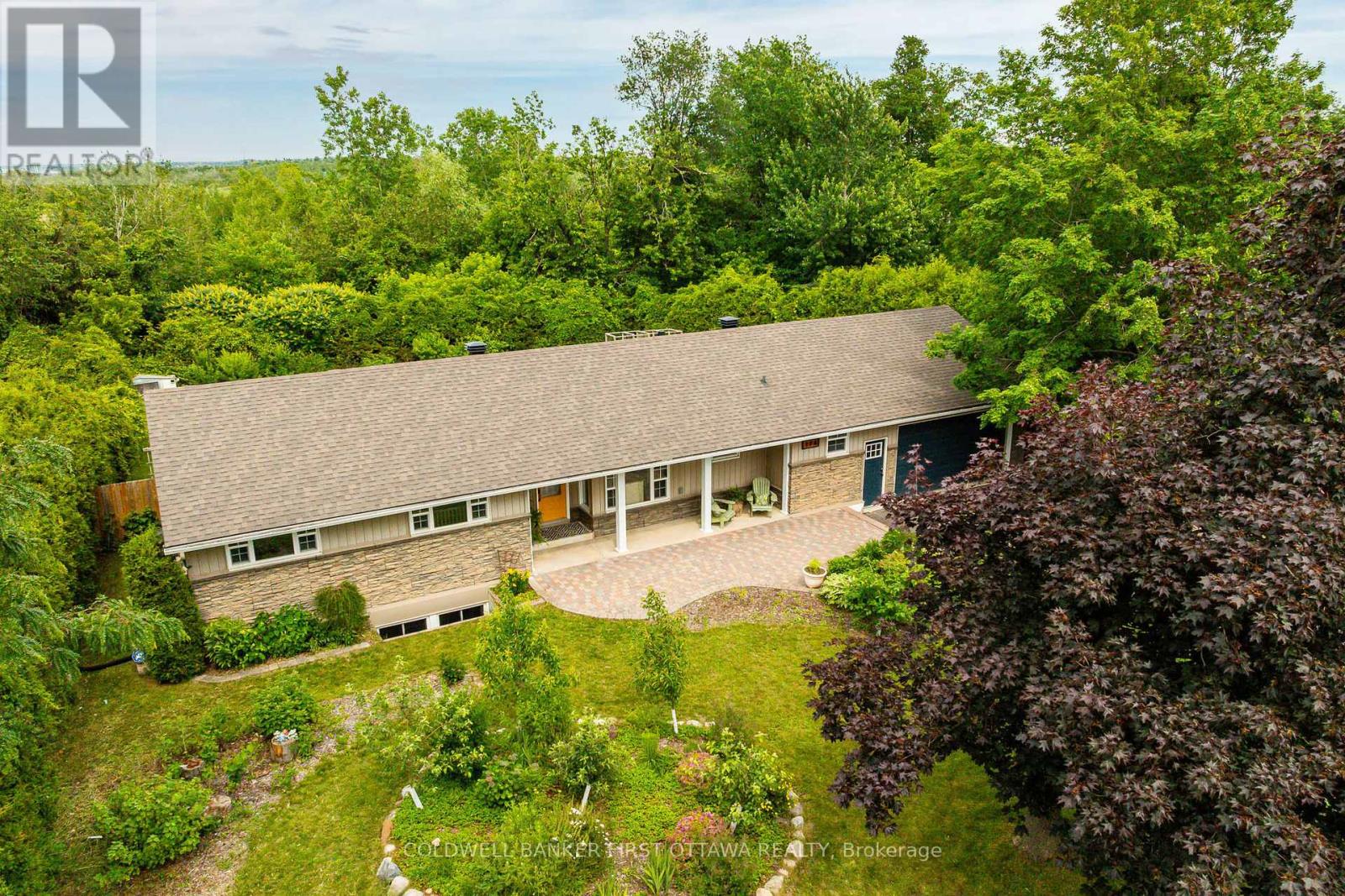 174 LLOYDALEX CRESCENT - 2