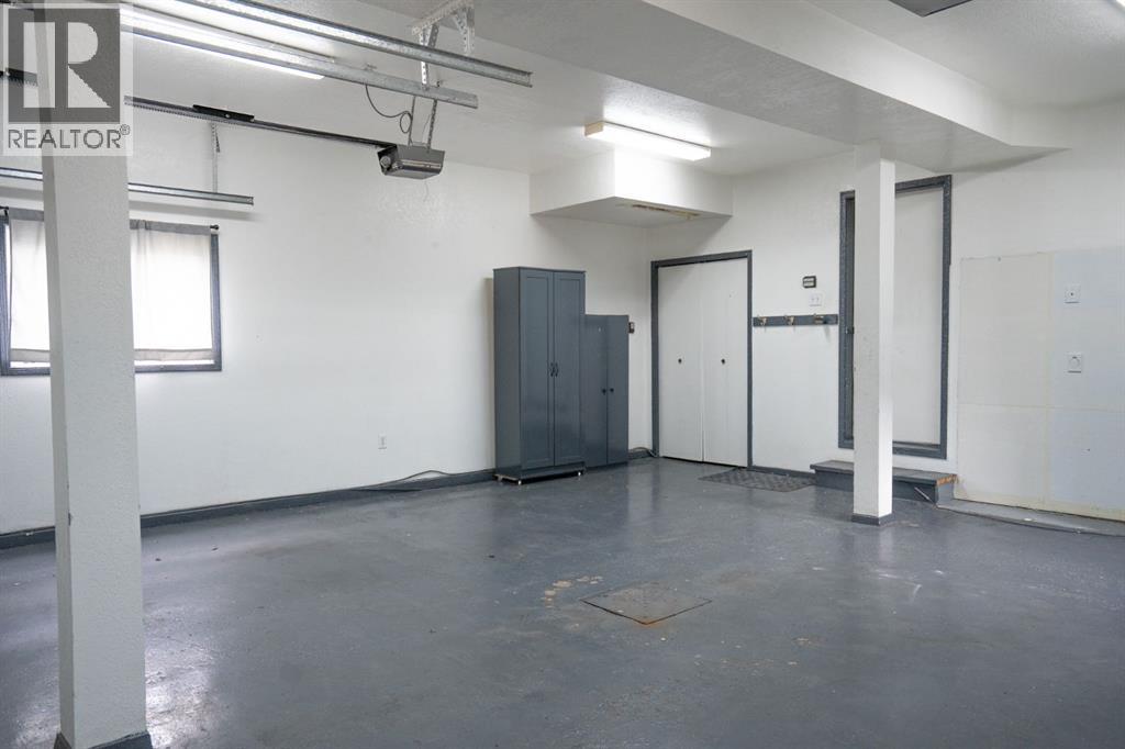 5506 63A Street Close - 40
