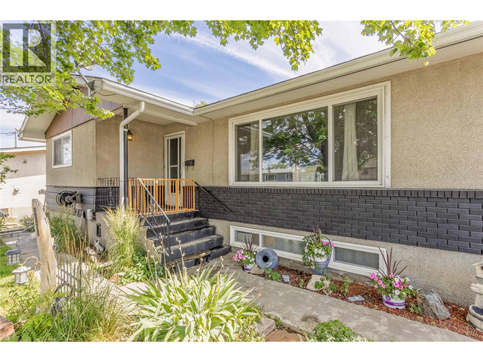  585 Rutland Road South, Kelowna