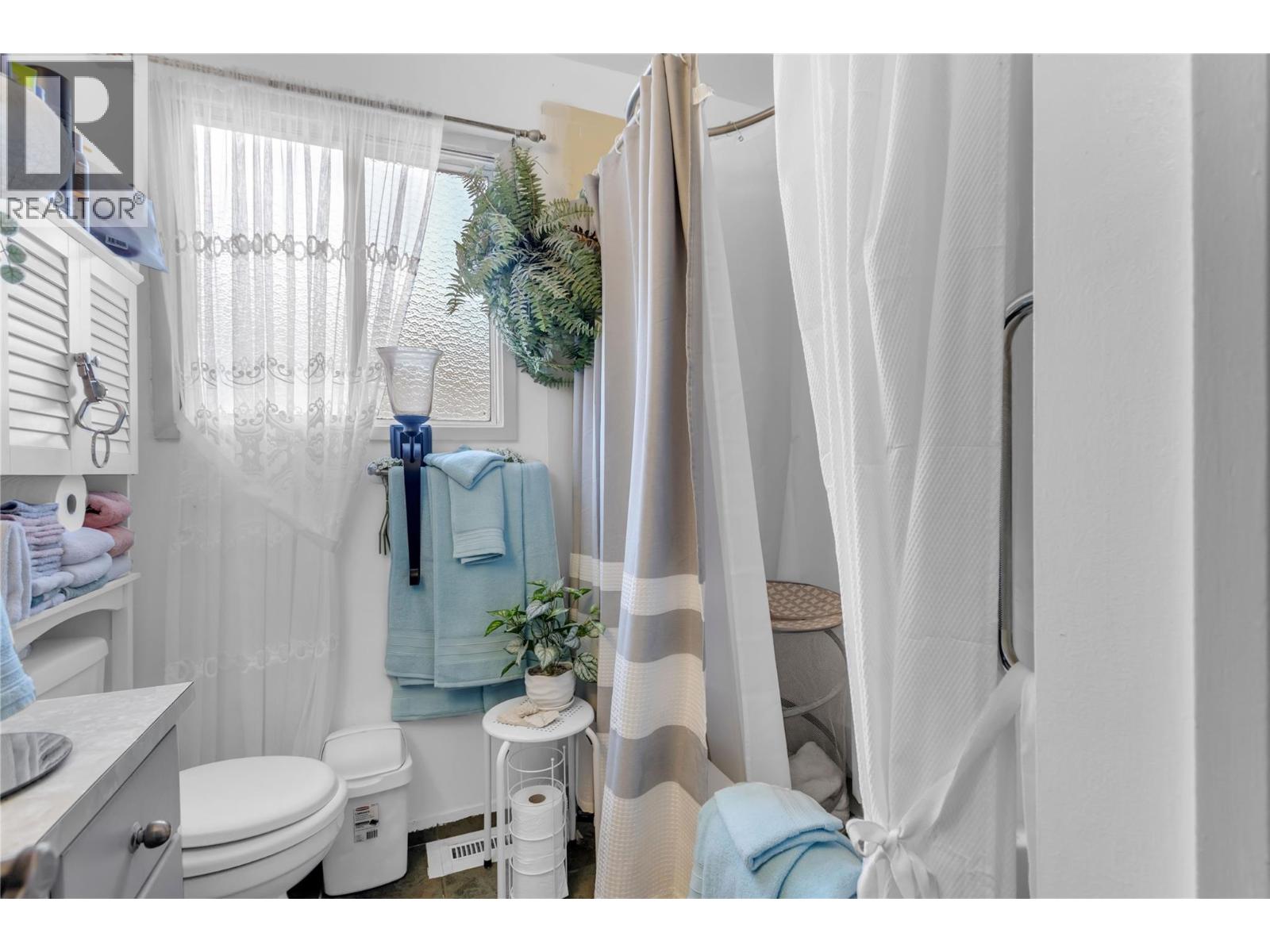  585 Rutland Road South, Kelowna