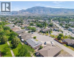 Full bathroom - 6128 Saint Martin Place, Oliver, BC V0H1T0 Photo 8