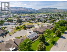 Living room - 6128 Saint Martin Place, Oliver, BC V0H1T0 Photo 11