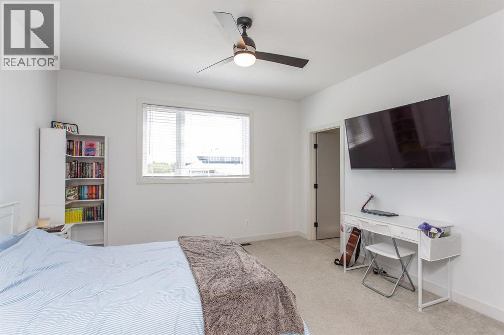 70 PARLBY Crescent - 29