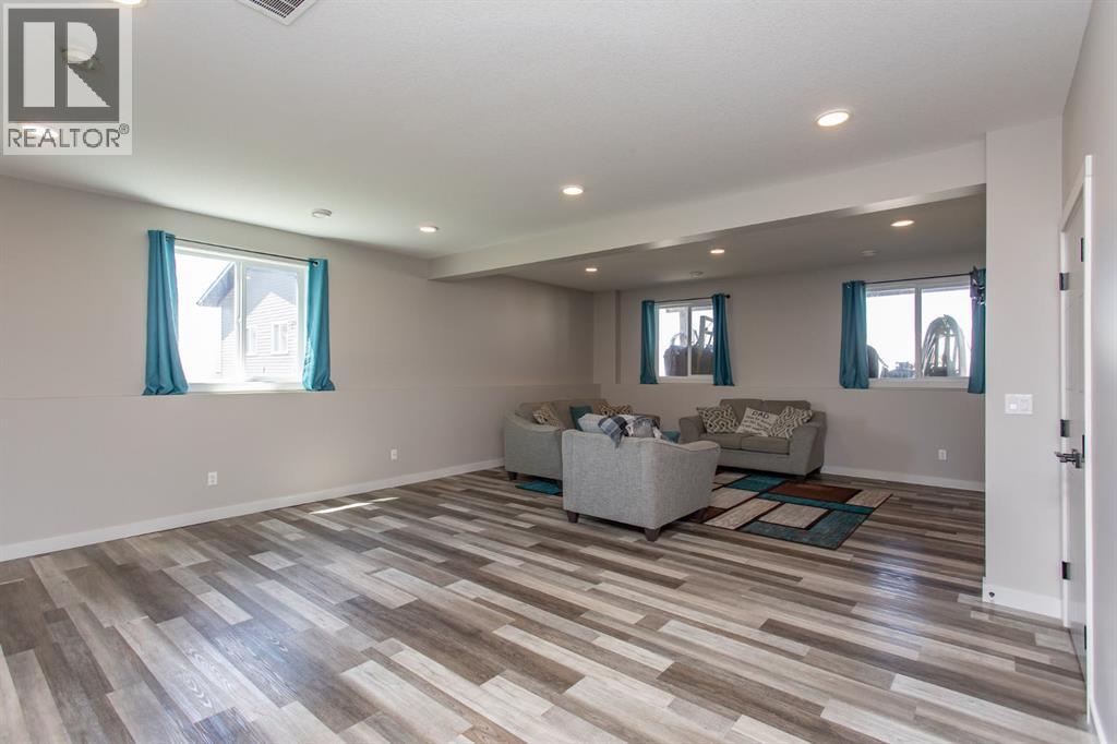 70 PARLBY Crescent - 37