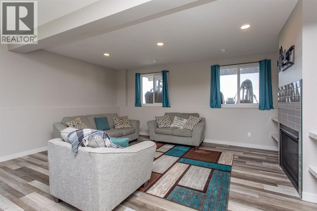 70 PARLBY Crescent - 38
