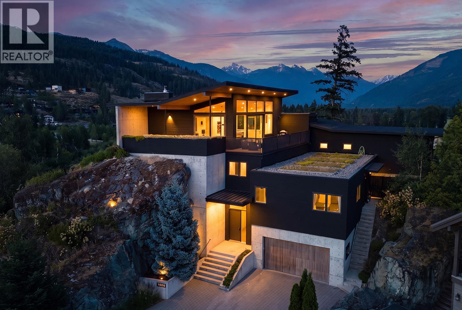 1764 PINEWOOD DRIVE