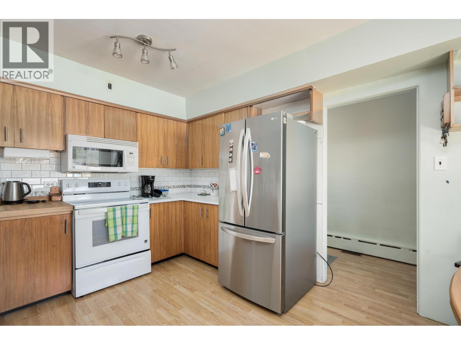 5426 CLINTON STREET — photo 3