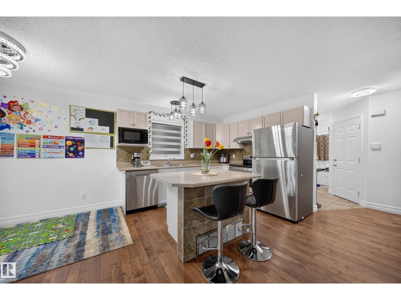 #4 4350 23 ST NW - 18
